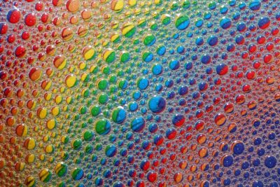 kleine Blasen blubbern über einen regenfarbige Fläche