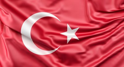 Die türkische Flagge mit Mondsichel und Stern auf rotem Grund.