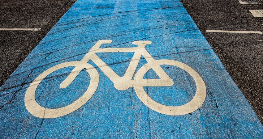 Eine blau eingefärbter Radweg mit einem Fahrradpiktogramm.